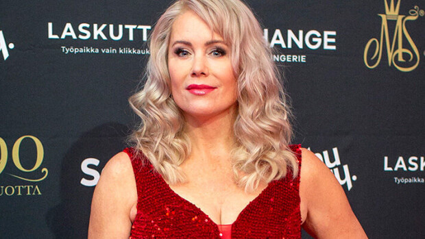 Hehkeä kesäkaunotar Anne Kukkohovi, 51, säväyttävässä bikinikuvassa: 'Meinas sydän pysähtyä!' Anne Kukkohovi