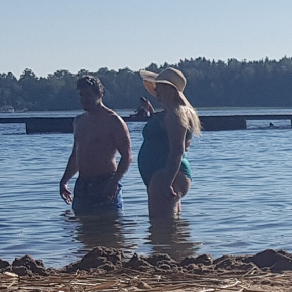 Juuso ja Vilma kahlasivat rantavedessä. Juuso ja Vilma