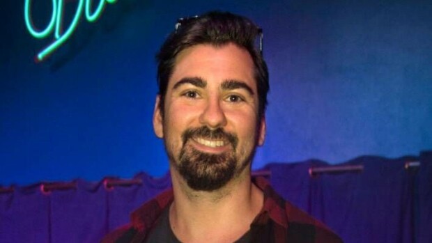 Oletko huomannut? Gogi Mavromichalis näyttää aivan toiselta suomalaisjulkkikselta - katso ja vertaa! Gogi