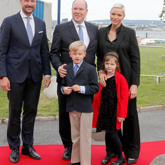 Kaikkiaan ruhtinaspari vaikuttaa tuoreissa kuvissa hyväntuuliselta. Charlene ja Albert poseerasivat kameroille myös kruununprinssi Haakonin kanssa, joka on kuvassa vasemmalla. Mukana myös lapset Jacques ja Gabriella. Monacon ruhtinaspari, lapset sekä kruununprinssi Haakon