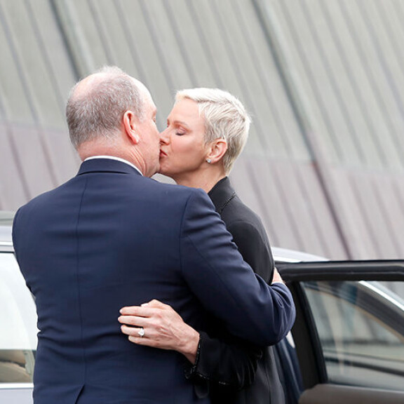 Pariskunta antoi toisilleen suukon Fram-museon edustalla. He myös syleilivät toisiaan. Ruhtinatar Charlene ja ruhtinas Albert
