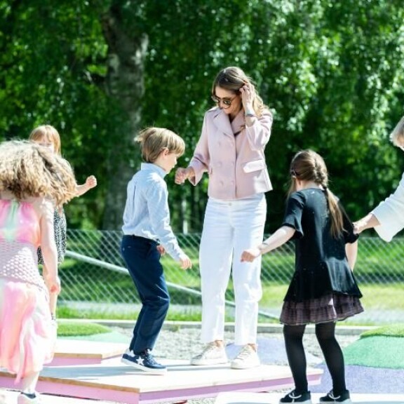 Poika ja äiti innostuivat kokeilemaan leikkipuiston härveleitä. nicolas, madeleine