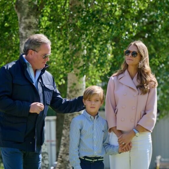 Nicolasta vähän ujostutti ja hän piteli äitiään kädestä. madeleine, chris, nicolas