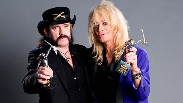 Lemmy Kilmisterin maallisia jäännöksiä päätyi Suomeen! Michael Monroe sai tähden tuhkat lemmy kilmister, michael monroe
