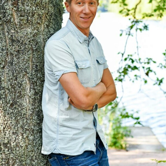 Jussi myhäilee, ettei hänen viihtymisensä alkuperäisellä kotipaikkakunnallaan ole mikään salaisuus. Jussi myhäilee, ettei hänen viihtymisensä alkuperäisellä kotipaikkakunnallaan ole mikään salaisuus.