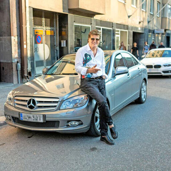 Frederik tunnetaan kovana Mersu-miehenä. Kuvassa hän poseeraa diesel-menopelinsä edessä vuonna 2019. Reetu