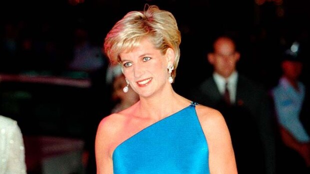 Prinsessa Dianan upeissa asuissa piili salamerkityksiä! Uutuuskirja: Kiskaisi korot jalkaan näpäytyksenä prinssi Charlesille prinsessa diana