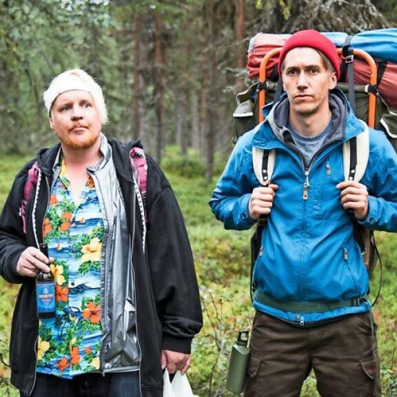 Suomalaisiin suosikkinäyttelijöihin lukeutuva Jussi on huvittanut kansaa muun muassa Napapiirin sankarit -leffasarjassa. Kolmososassa hän ja Santtu Karvonen viihtyivät metsämaisemissa. Suomalaisiin suosikkinäyttelijöihin lukeutuva Jussi on huvittanut kansaa muun muassa Napapiirin sankarit -leffasarjassa. Kolmososassa hän ja Santtu Karvonen viihtyivät metsämaisemissa.