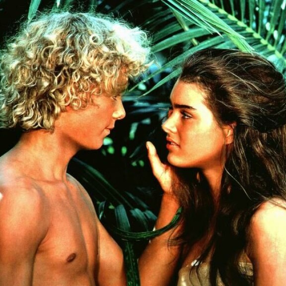 Sininen laguuni -elokuva kohahdutti aikanaan nuorten intiimikohtauksilla. Brooke Shields, Christopher Atkins