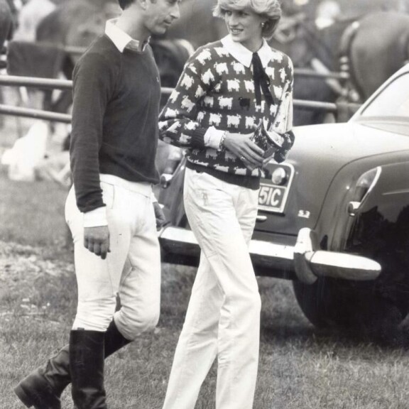 Diana pukeutui lammaspaitaan ennen kihlautumistaan prinssi Charlesin kanssa. Diana, Charles