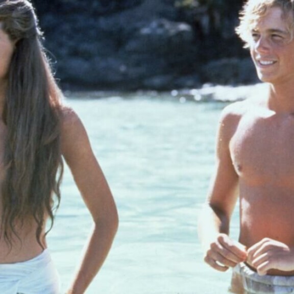 Brooken ihoon teipatut hiukset peittivät kriittiset paikat. Brooke Shields