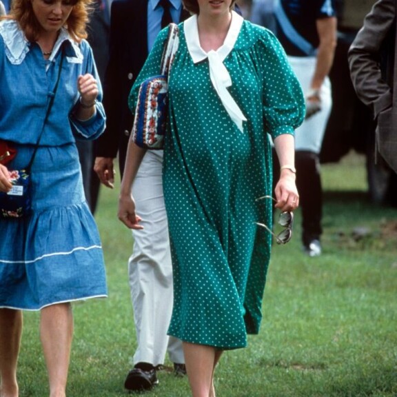 Prinsessa Dianan raskaustyyli oli rento. Suuret vaatteet eivät tuoneet muotoja esiin. prinsessa Diana