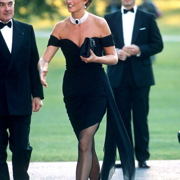 Dianan kostomekko sopi kaunottarelle upeasti. prinsessa Diana