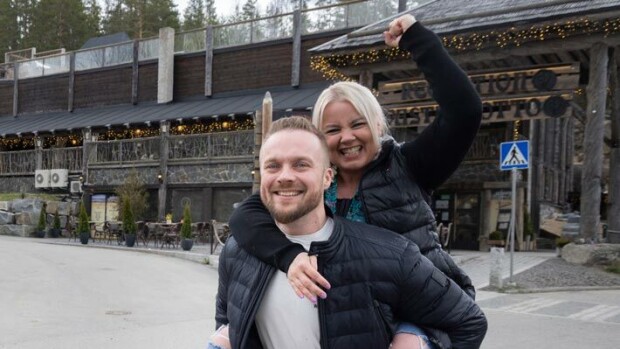 Naiset lähestyvät julkkishypnotisoija Sami Minkkistä – Heini-vaimo mustasukkaisuudesta: ”Pitääkö mun irrottaa ton pää” Sami Minkkinen