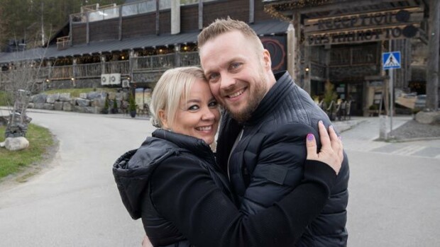 Julkkishypnotisoija Sami Minkkinen ja Heini-vaimo salamarakastuivat Tinderissä: ”Oliko kaikki vain ihanaa unta” Sami Minkkinen