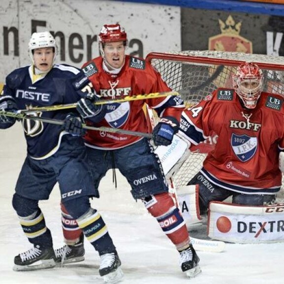 Liigassa pelatessaan Janne edusti Espoon Bluesia. Kuva ottelusta HIFK:ta vastaan tammikuussa 2016. Liigassa pelatessaan Janne edusti Espoon Bluesia. Kuva ottelusta HIFK:ta vastaan tammikuussa 2016.