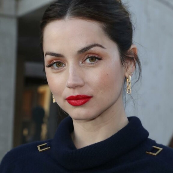 Tummapiirteinen Ana muuntautuu uutuuselokuvassa itse Marilyniksi. Ana de Armas