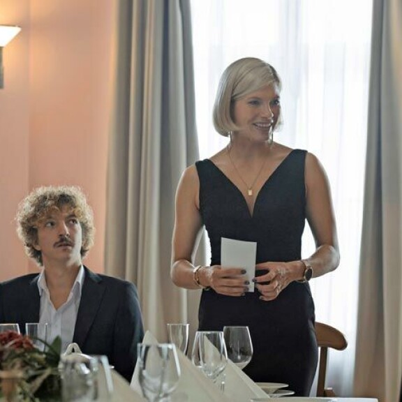 Antti Tuomaisen palkittuun romaaniin perustuvassa Mies joka kuoli -alkuperäissarjassa Saara esittää päähenkilön puolisoa. Antti Tuomaisen palkittuun romaaniin perustuvassa Mies joka kuoli -alkuperäissarjassa Saara esittää päähenkilön puolisoa.