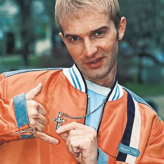 Voi niitä aikoja! Waldo poseerasi Seiskalle kesällä 1996 muikean veikeästi hymyillen kauden muotikuteissa. Voi niitä aikoja! Waldo poseerasi Seiskalle kesällä 1996 muikean veikeästi hymyillen kauden muotikuteissa.