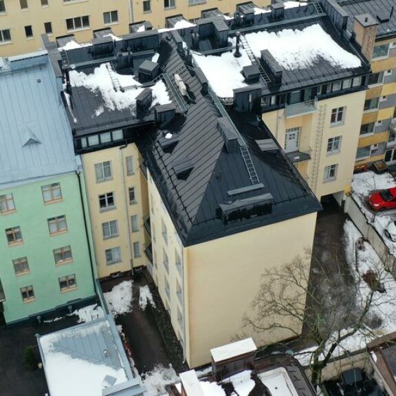 Ex-missin uusi pesäkolo on 1900-luvun alkuvuosikymmenillä rakennetun jugend-talon ylimmässä kerroksessa. Ex-missin uusi pesäkolo on 1900-luvun alkuvuosikymmenillä rakennetun jugend-talon ylimmässä kerroksessa.