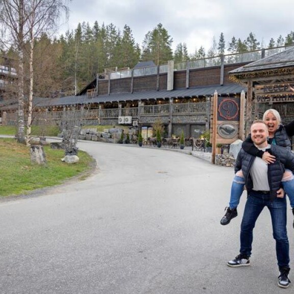 Sami ja Heini oli ensimmäisenä viesti-iltanaan kello 23.59 sopineet, että matkustavat joskus Saimaan rannalle Järvisydämeen. Unelma on toteutunut jo kahdesti. Sami ja Heini oli ensimmäisenä viesti-iltanaan kello 23.59 sopineet, että matkustavat joskus Saimaan rannalle Järvisydämeen. Unelma on toteutunut jo kahdesti.