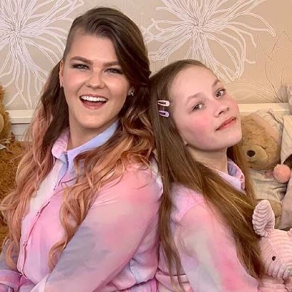 This World -kappaleella kuullaan Saaraa itseään lapsena sekä lukuisia lapsia ympäri maailmaa. Saara Aalto