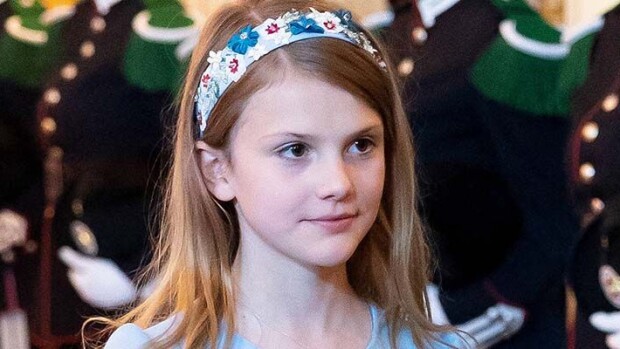 Prinsessa Estelle, 10, on kuin Frozenin Elsa! Juhli suloisen kavaljeerin kanssa 18-vuotisbileissä upeassa iltapuvussa estelle