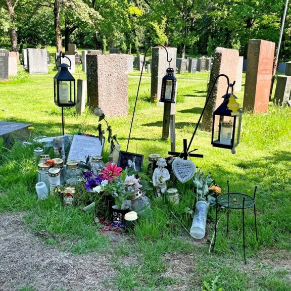Alexin hauta näyttää nyt paljon siistimmältä kuin talvella, mutta kivi yhä puuttuu. Alexin hauta näyttää nyt paljon siistimmältä kuin talvella, mutta kivi yhä puuttuu.