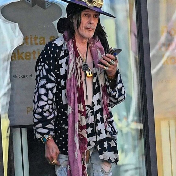 Andy myös puhua pulputteli älypuhelimen. Andy myös puhua pulputteli älypuhelimen.