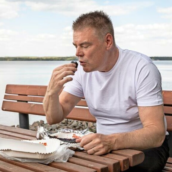 Tapolaa sen olla pitää. Kokeneelle kiekkomiehelle maistuu aina mustamakkara. Tapolaa sen olla pitää. Kokeneelle kiekkomiehelle maistuu aina mustamakkara.