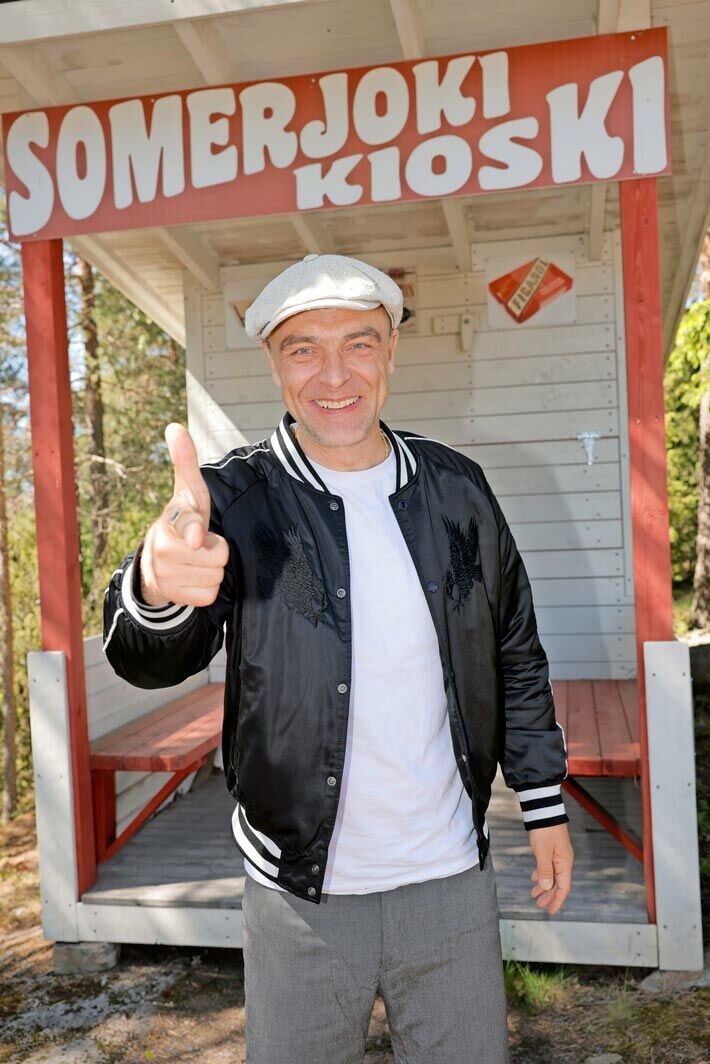 Joona tuottaa Satumaan kuningas- ja Olen suomalainen -musikaalit. Jälkimmäisen ensi-ilta nähdään 7. heinäkuuta Backaksen kartanolla Vantaalla. Joona tuottaa Satumaan kuningas- ja Olen suomalainen -musikaalit. Jälkimmäisen ensi-ilta nähdään 7. heinäkuuta Backaksen kartanolla Vantaalla.