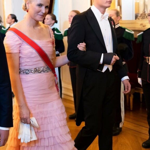 Norjan kruununprinsessa Mette-Marit pukeutui illalliselle upeaan vaaleanpunaiseen leninkiin. Vierellä hänen esikoispoikansa Marius. kruununprinsessa mette-marit, marius