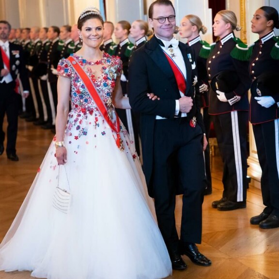 Ruotsin kruununprinsessa Victoria häikäisi upeassa kukkakoristeisessa iltapuvussa. Kavaljeerina puoliso prinssi Daniel. kruununprinsessa Victoria, prinssi Daniel
