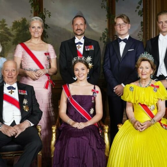 Synttärisankari poseerasi myös perhekuvassa. harald