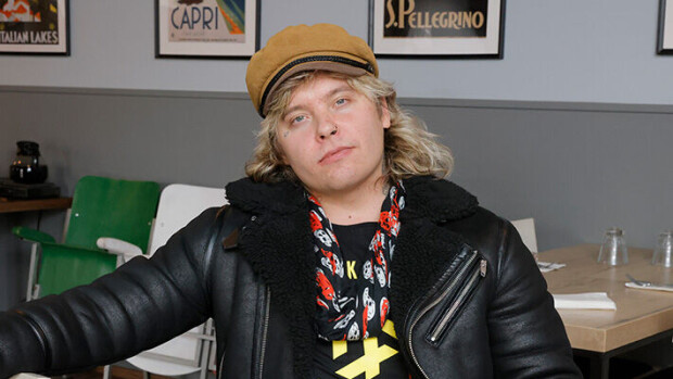 Lempi leiskuu Tallinnassa – Archie Cruz julkaisi lomakuvia Emma-rakkaansa kanssa: katkarapu herätti kysymyksiä Archie Cruz