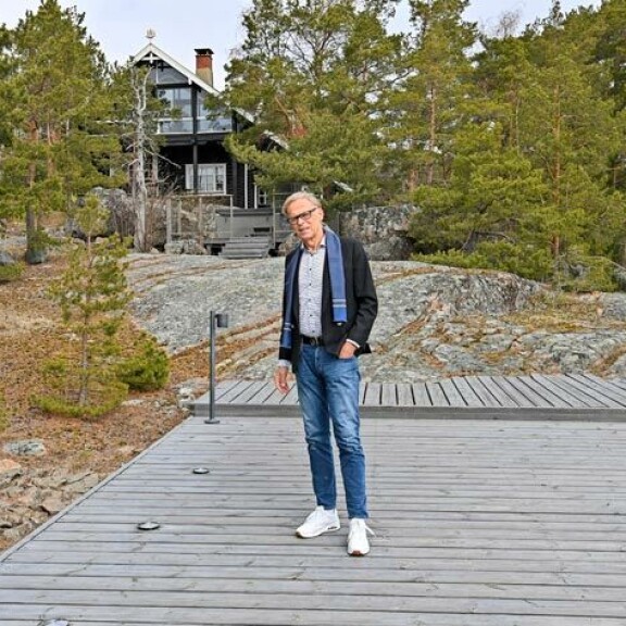 Liikemies Topi Sukarille tehtiin alkuvuonna kaksi pallolaajennusta viikon sisällä. – Hengissä ollaan, ja elämä jatkuu, mikä on tietysti ihana asia. Olen onnellisten tähtien alla. Liikemies Topi Sukarille tehtiin alkuvuonna kaksi pallolaajennusta viikon sisällä. – Hengissä ollaan, ja elämä jatkuu, mikä on tietysti ihana asia. Olen onnellisten tähtien alla.