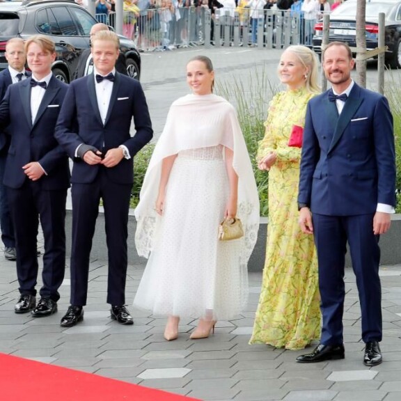Synttärisankari poseerasi vanhempiensa ja veljiensä kanssa. Mette-Marit juhli kirkkaankeltaisessa kukikkaassa iltapuvussa. prinsessa ingrid alexandra