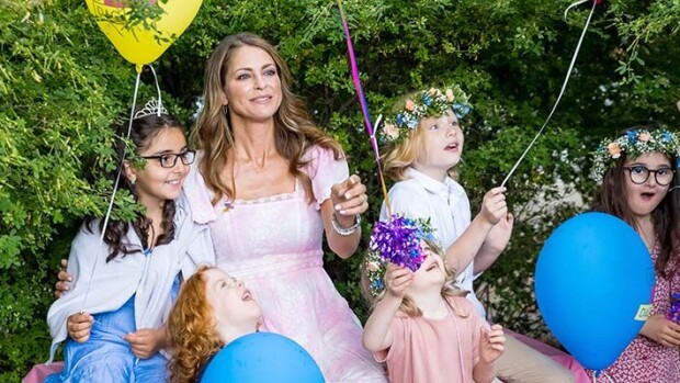 Prinsessa Madeleine juhli kalliissa unelmamekossa - kutsui sairaita lapsia hevostelemaan prinsessa Madeleine