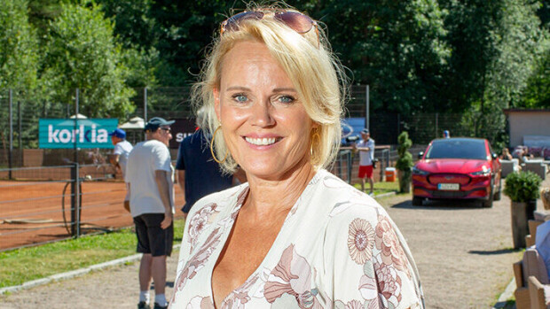 Sirpa Selänne nauttii Helsingin kukkaloistosta äitinsä kanssa - harvinaiset kuvat Sirpa Selänne