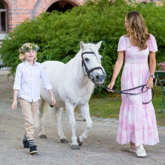 9-vuotias Elias nautti ponin seurasta. Poika on joutunut olemaan pitkään pois koulusta vatsakasvaimen vuoksi. prinsessa madeleine