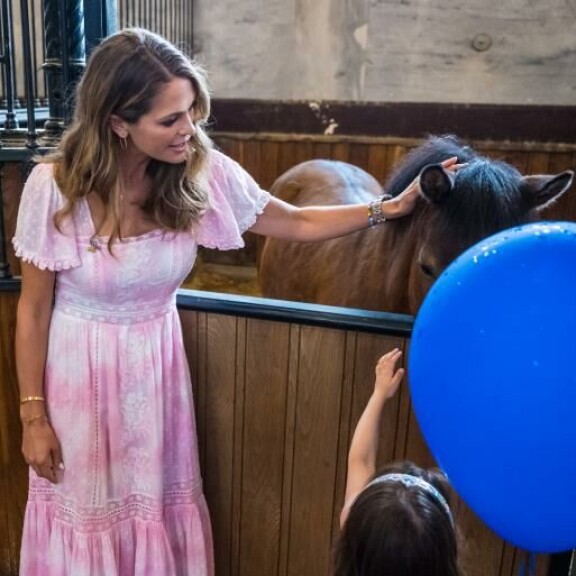 Madeleinekin pääsi silittelemään hevosia lasten kanssa. prinsessa madeleine