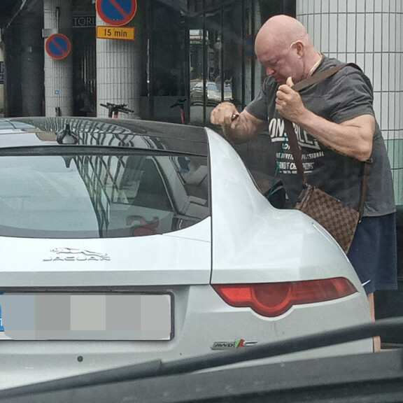 Tape Valkonen pakkasi tavaroita autoonsa. Tape Valkonen pakkasi tavaroita autoonsa.