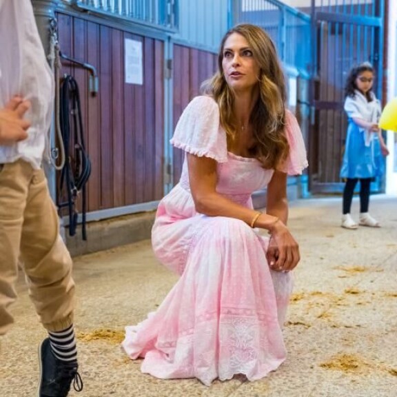 Madeleine ei kursastellut kalliin mekkonsa helmojensa kanssa tallin käytävällä. prinsessa madeleine