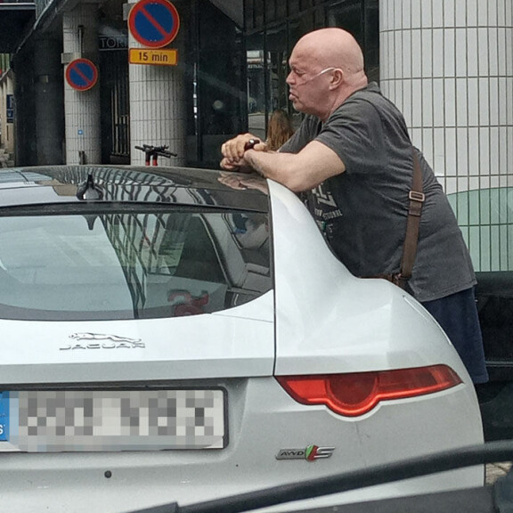 Tape nojaili hetken autoonsa, ennen kuin lähti matkaan. Tape nojaili hetken autoonsa, ennen kuin lähti matkaan.