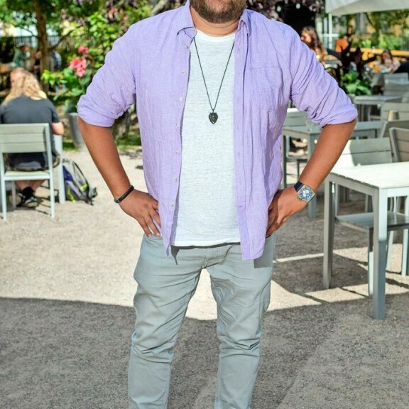 Koomikko Sami Hedberg on näyttelijä Iina Kuustosen serkku. Iinan muusikkoisä Mikko Kuustonen on puolestaan Samin eno. Koomikko Sami Hedberg on näyttelijä Iina Kuustosen serkku. Iinan muusikkoisä Mikko Kuustonen on puolestaan Samin eno.