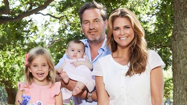 Outo perhekuvio! Prinsessa Madeleine ja tyttäret matkustivat Ruotsiin - poika ja puoliso jäivät Yhdysvaltoihin madeleine