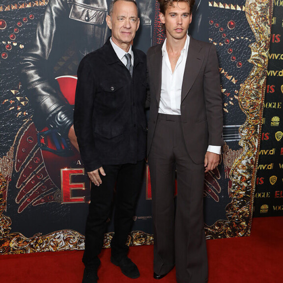 Suomessa kesäkuun lopussa ensi-iltansa saava Elvis-elokuvaa tähdittää Tom Hanksin lisäksi Austin Butler. tom hanks ja austin butler