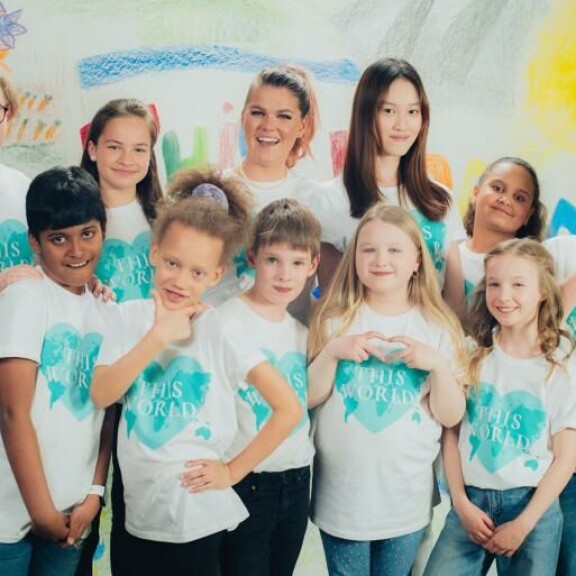 Saara laulaa kappaleessa lapsikuoron kanssa. saara aalto