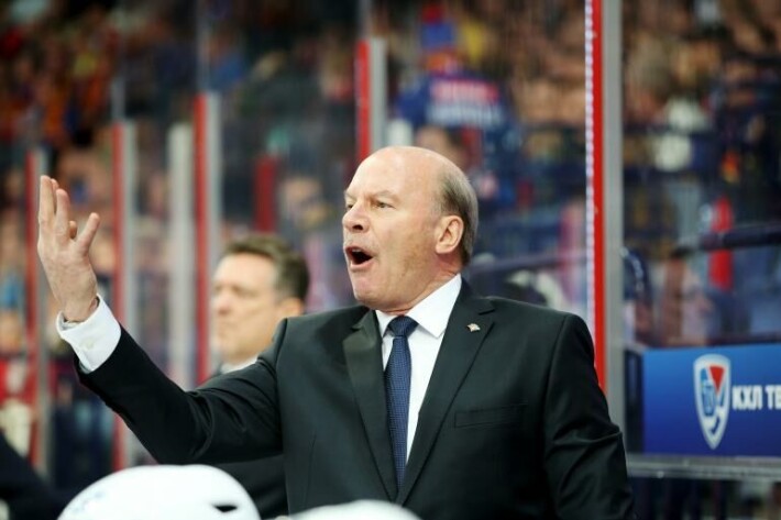 Jääkiekkomaailman viimeiseiksi tyranniksi kutsuttu Mike ”Iron Mike” Keenan, 72, osaa myös valmentaa. Kiistelty kiekkomies koutsasi New York Rangersin keväällä 1994 Stanely Cup -mestariksi. Jääkiekkomaailman viimeiseiksi tyranniksi kutsuttu Mike ”Iron Mike” Keenan, 72, valmensi New York Rangersin keväällä 1994 Stanely Cup -mestariksi.