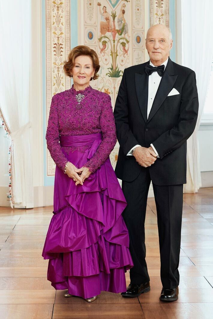 Kuningaspari Harald ja Sonja ovat antaneet siunauksensa tyttärensä ja šamaanin liitolle. Kuningaspari Harald ja Sonja ovat antaneet siunauksensa tyttärensä ja šamaanin liitolle.